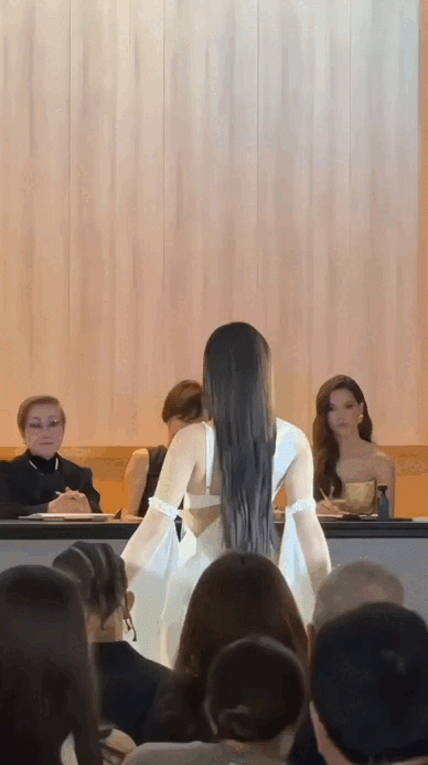 Kiều Duy diện 2 trang phục gây chú ý ở Bán kết Miss International 2025 1 Kiều Duy diện mẫu áo tắm 2 mảnh, màu trắng kèm tà lụa phía sau tạo sự nữ tính khi di chuyển và trình diễn.