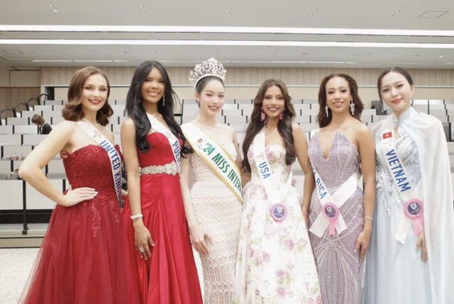 Kiều Duy diện 2 trang phục gây chú ý ở Bán kết Miss International 2025 2 Huỳnh Thị Thanh Thủy - đương kim hoa hậu chụp ảnh cùng các thí sinh năm nay, trong đó Kiều Duy. (Ảnh FBNV)