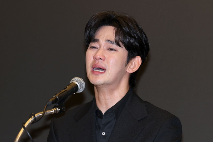 Kim Soo Hyun khóc ở họp báo ngày 31/3. Ảnh: Korea Joongang Daily