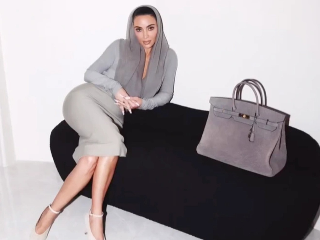 Kim siêu vòng ba hứng chỉ trích vì xách túi Hermès da voi hiếm - 1