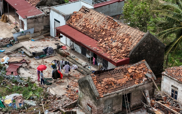 Kinh hoàng lốc xoáy quét qua hàng chục nhà dân ở Đà Nẵng trong đêm - Ảnh 13.