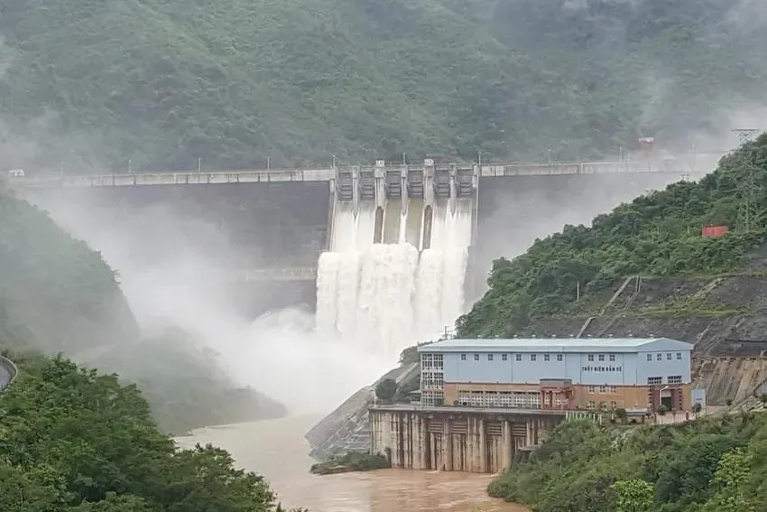 Sau bão số 3 và bão số 10 vừa qua, Nhà máy thủy điện Bản Vẽ đã cắt giảm 74% và 88% lưu lượng đỉnh lũ. ho-thuy-dien-ban-ve.jpg