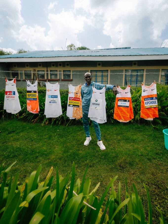 Eliud Kipchoge và 7 chiếc áo thi đấu tại bảy giải marathon danh giá nhất thế giới. Ảnh: Instagram / kipchogeeliud