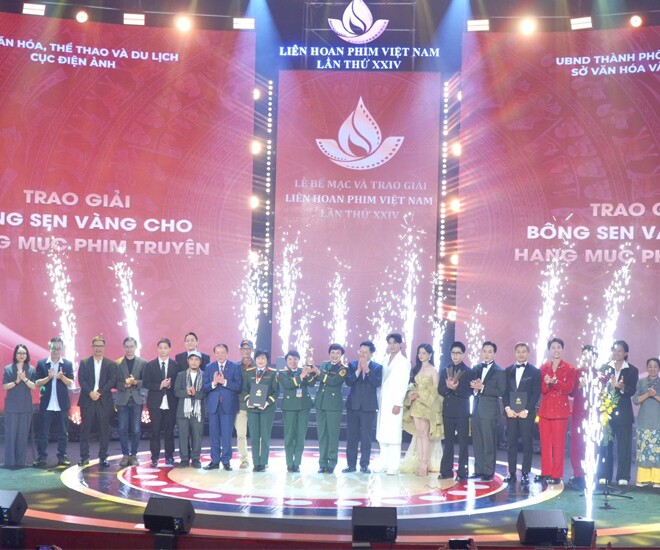 Đoàn phim Mưa Đỏ lên nhận giải Bông sen Vàng cho phim truyện điện ảnh.