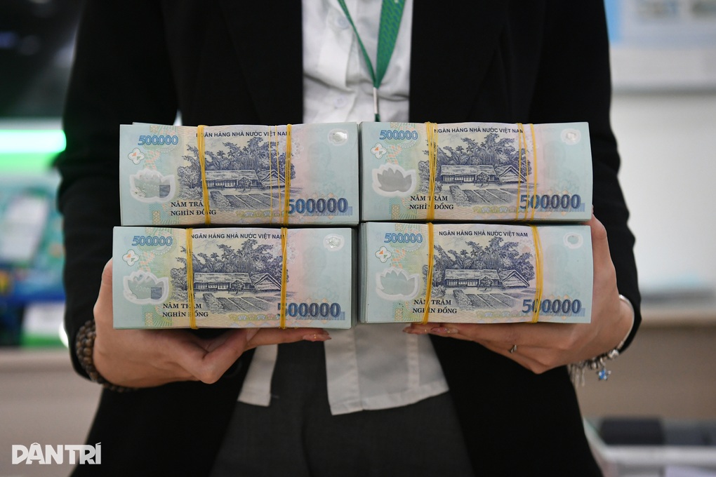 Lãi suất tiết kiệm tăng dồn dập, gửi tiền ở đâu lời nhất? - 1