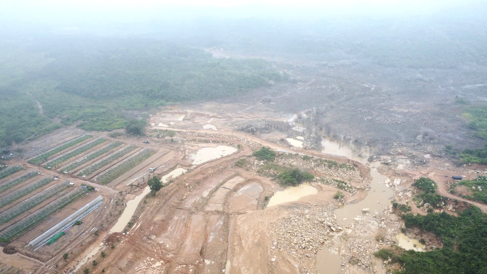 Vỡ hồ chứa nước trên núi Tân Lai: Lâm Đồng xử lý dứt điểm công trình trái phép - Ảnh 1.