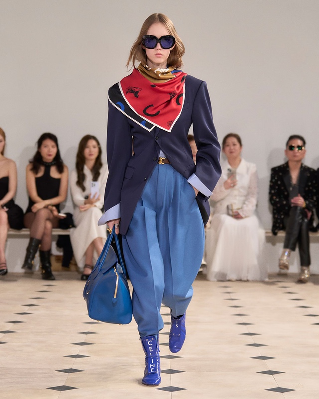 Làm chủ phong cách cổ điển với phụ kiện và khăn- Ảnh 1.