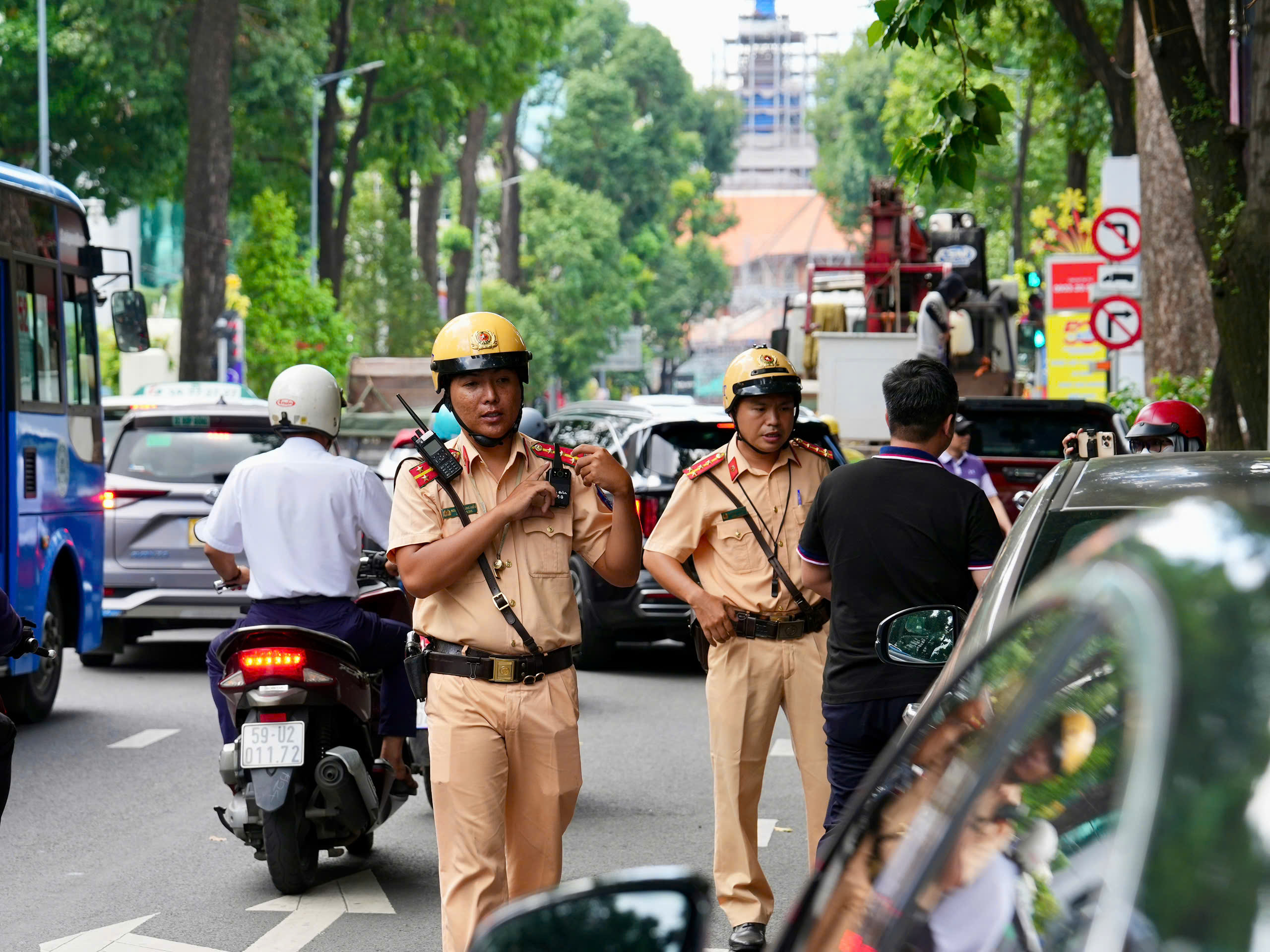 Ô tô gặp sự cố, dừng đỗ ngoài đường: Làm gì để không bị phạt? - Ảnh 2.