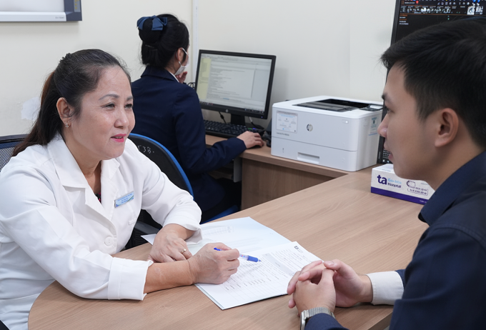 Bác sĩ tư vấn cho bệnh nhân ung thư dạ dày. Ảnh: Bệnh viện Đa khoa Tâm Anh