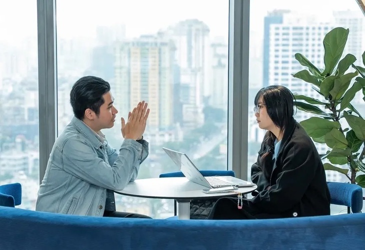 Làm sếp bị kẹp giữa áp lực cấp trên và kỳ vọng từ nhân viên, giới trẻ định nghĩa lại 'thành công'? - Ảnh 1.