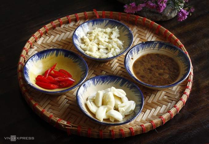 Lầm tưởng phổ biến khi phi hành tỏi 1 Nên chia tỏi làm hai phần, một để phi thơm, một cho vào món ăn sau. Ảnh: Bùi Thủy