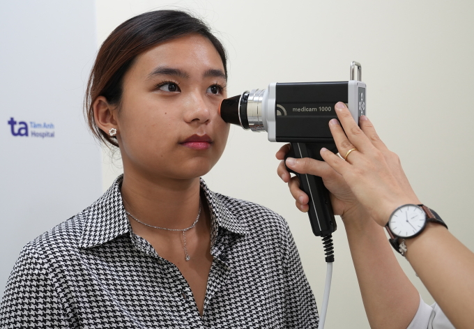 Soi đánh giá tình trạng viêm da cho người bệnh. Ảnh minh họa: Bệnh viện Đa khoa Tâm Anh