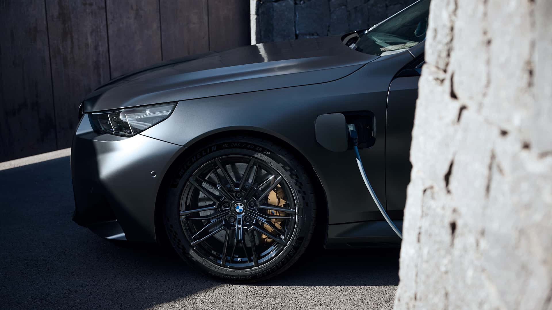 Lần đầu tiên ô tô hybrid cắm sạc bán chạy hơn xe máy dầu 1 Lần đầu tiên ô tô hybrid cắm sạc bán chạy hơn xe máy dầu - Ảnh 1.