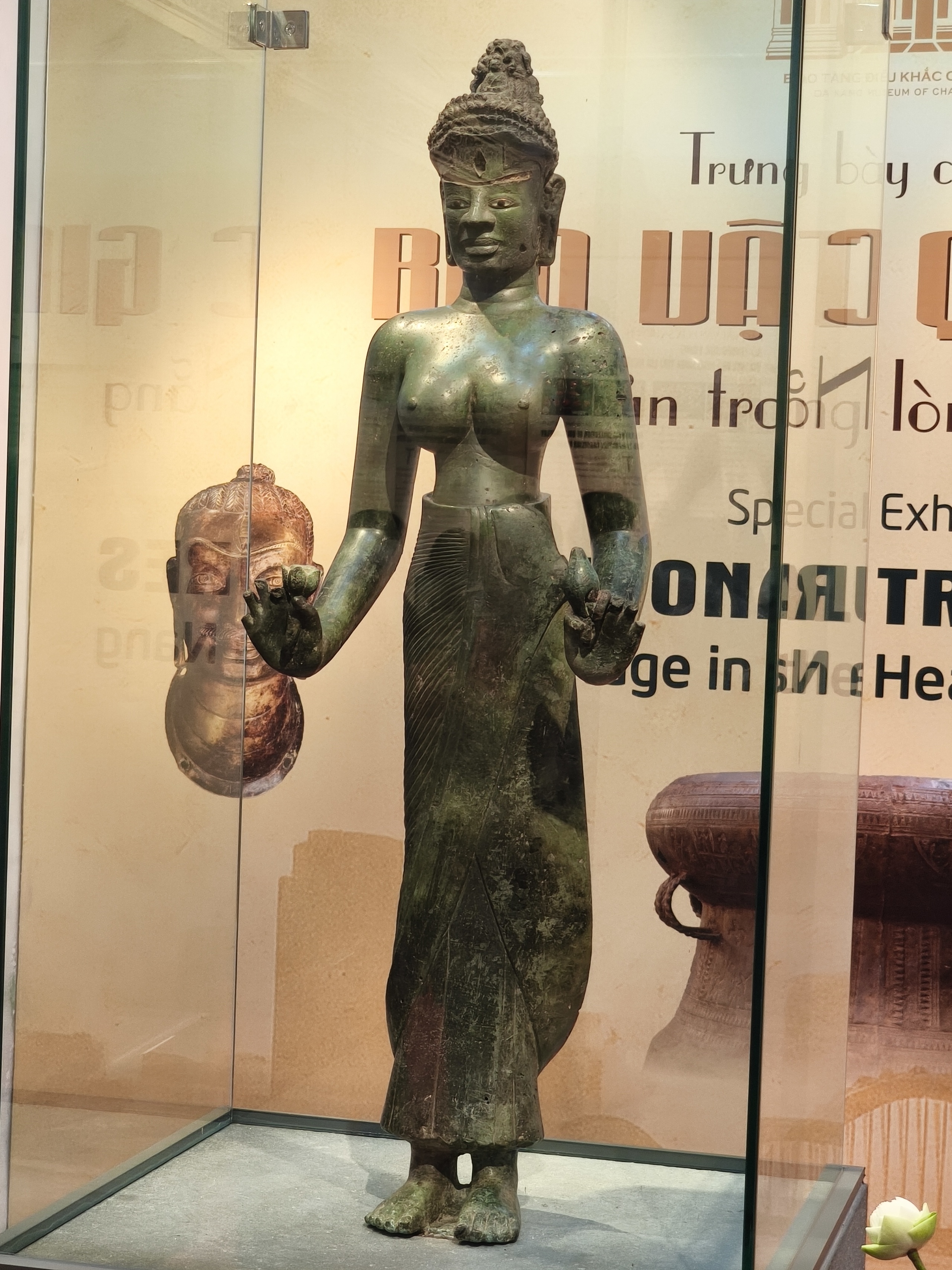 Lần đầu trưng bày bảo vật quốc gia tượng Bồ tát Tara hoàn chỉnh - Ảnh 1. Lần đầu trưng bày bảo vật quốc gia tượng Bồ tát Tara hoàn chỉnh - Ảnh 1.