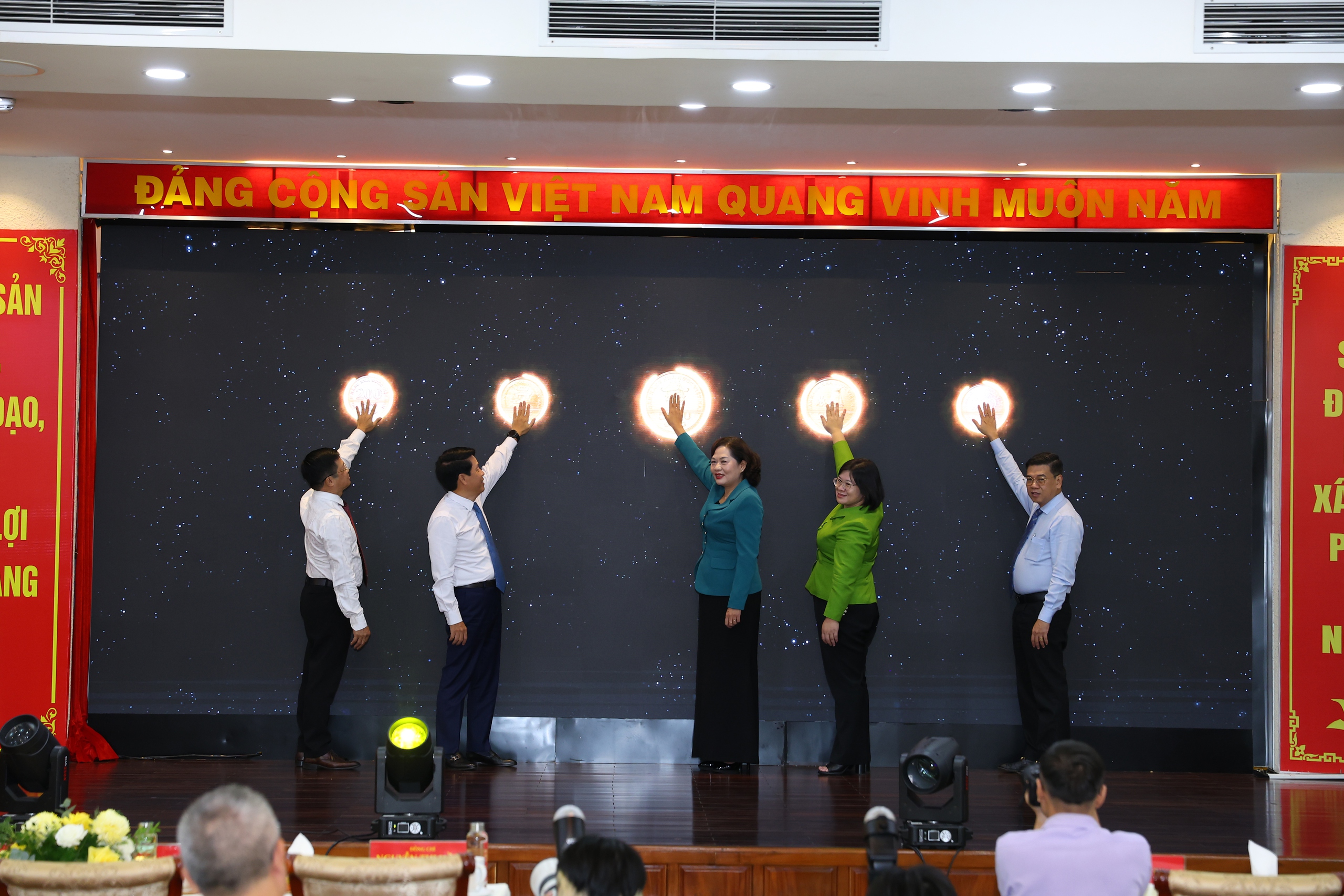 Lần đầu trưng bày quy mô lớn bộ sưu tập tiền Việt Nam - Ảnh 1.