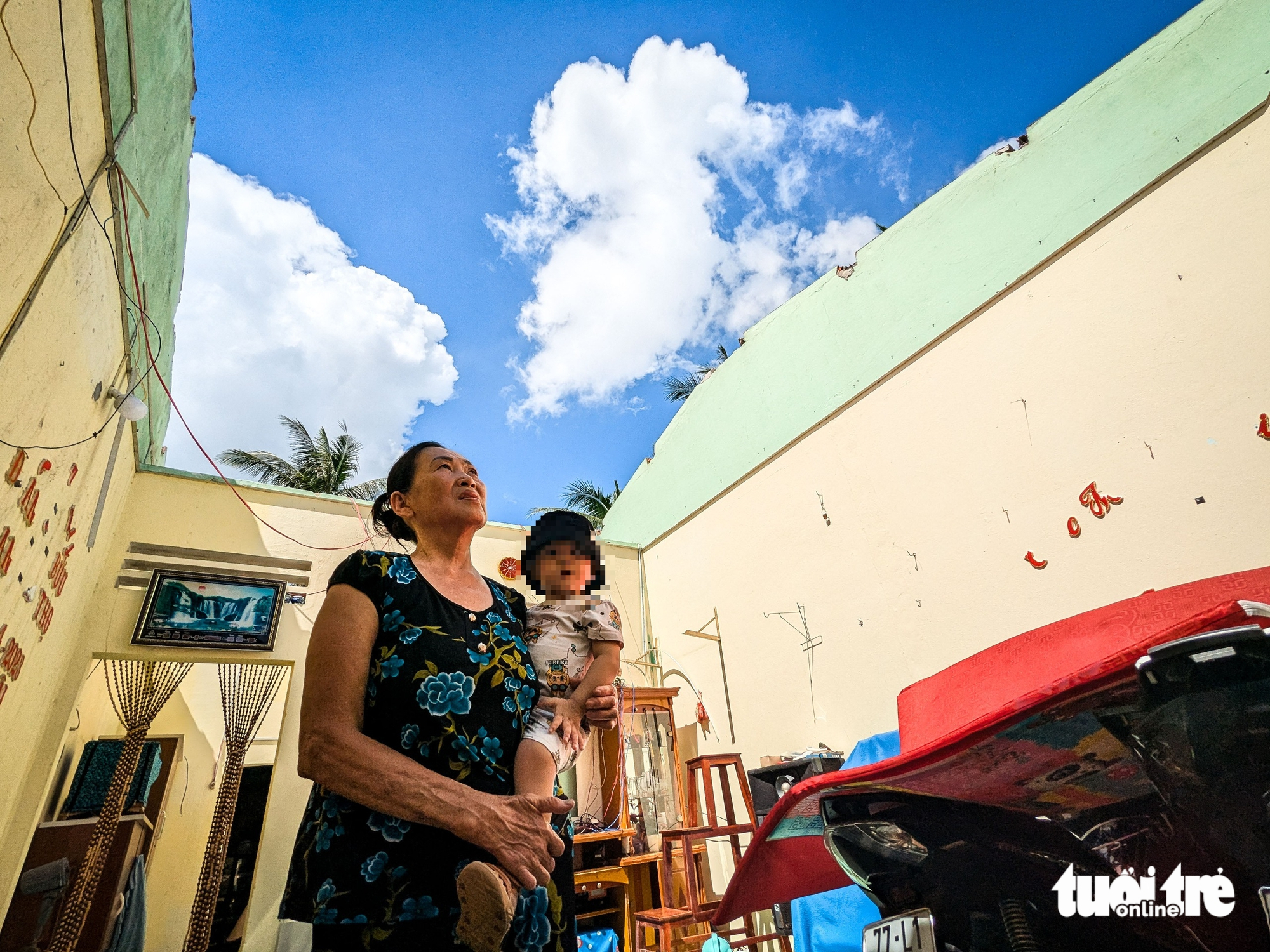 Làng phong Quy Hòa khốn đốn vì bão số 13 (Kalmaegi) - Ảnh 1.