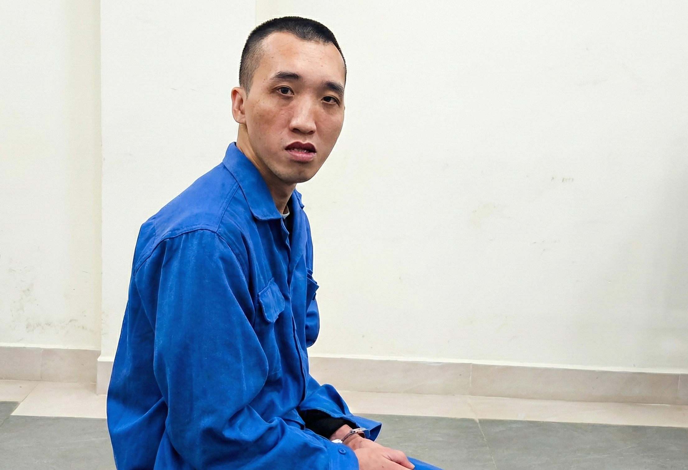 Lãnh 13 năm tù vì mở 10 tài khoản ngân hàng tiếp tay cho đường dây lừa đảo bên Campuchia 1 Lãnh 13 năm tù vì mở 10 tài khoản ngân hàng tiếp tay cho đường dây lừa đảo bên Campuchia - Ảnh 1.