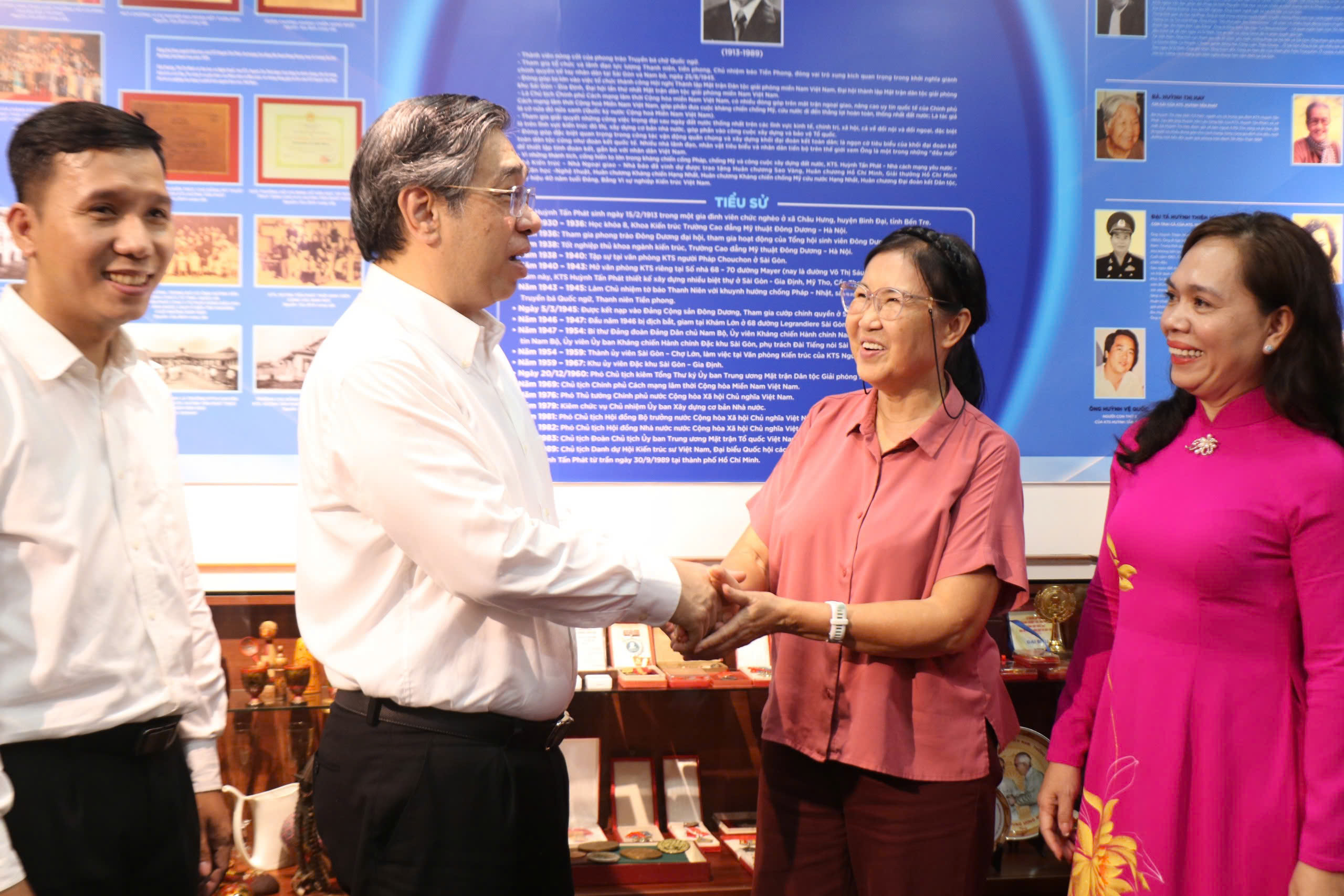 Ông Nguyễn Phước Lộc thăm gia đình lãnh đạo Mặt trận dân tộc giải phóng miền Nam - Ảnh 1. Ông Nguyễn Phước Lộc thăm gia đình lãnh đạo Mặt trận dân tộc giải phóng miền Nam - Ảnh 1.