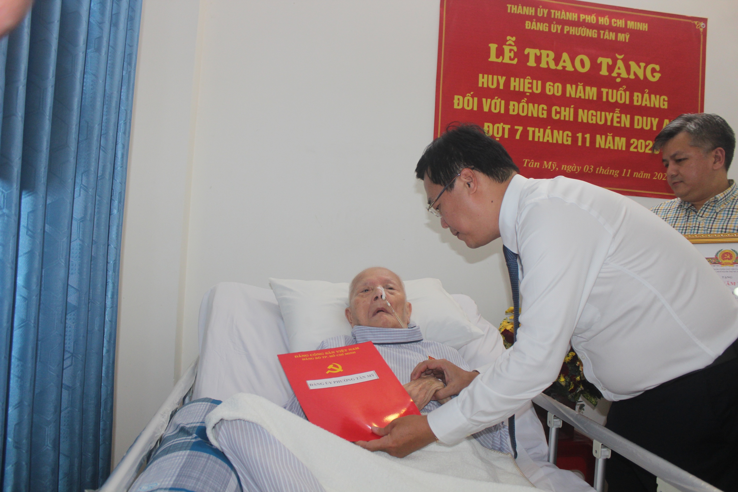 Lãnh đạo TP HCM trao huy hiệu 60 năm tuổi Đảng cho ông Nguyễn Duy Anh - Ảnh 1.