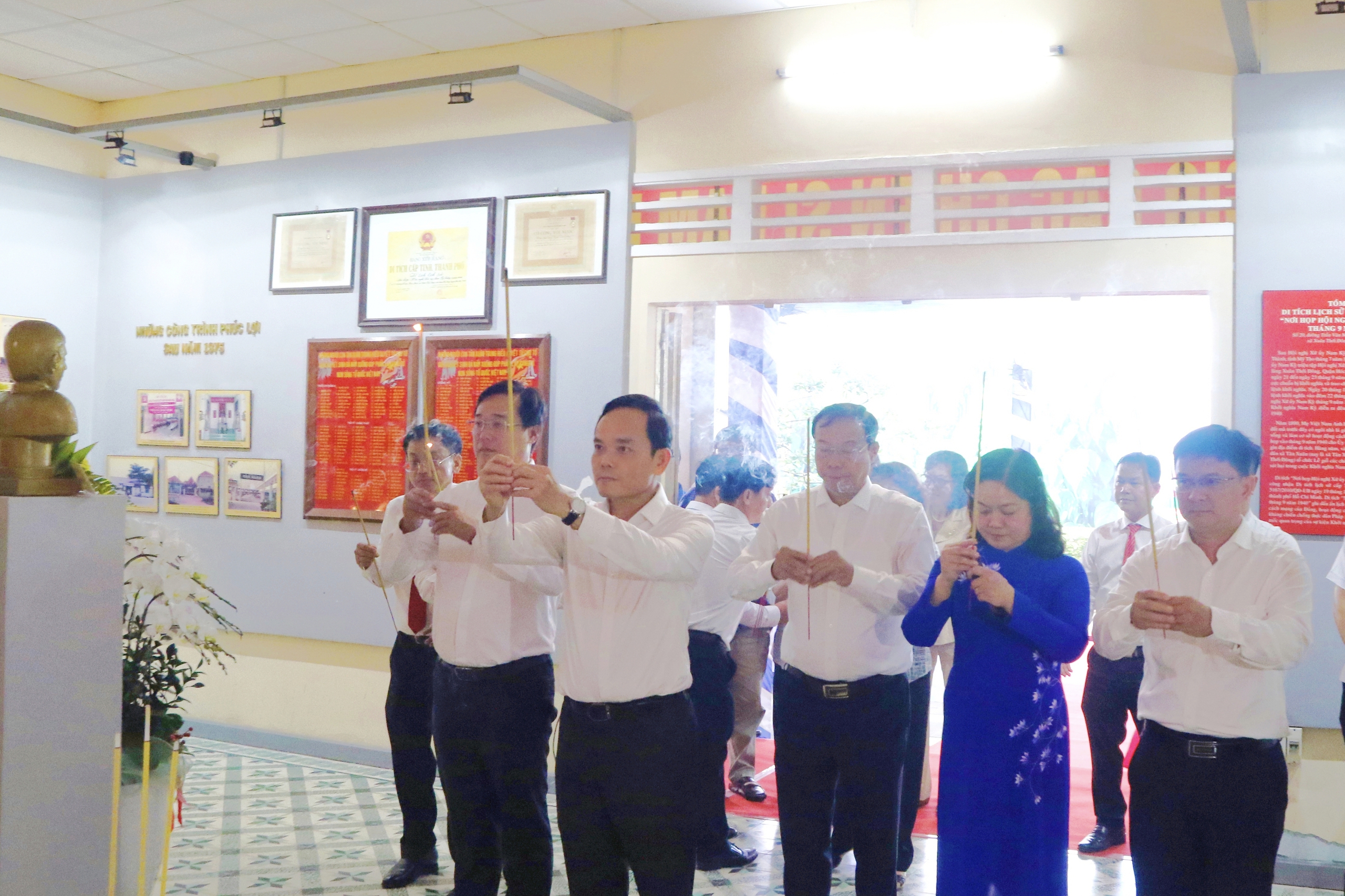 Lãnh đạo TP.HCM dâng hương, dự họp mặt kỷ niệm 85 năm ngày Nam Kỳ khởi nghĩa 7 Lãnh đạo TP.HCM dâng hương, dự họp mặt kỷ niệm 85 năm ngày Nam Kỳ khởi nghĩa - Ảnh 7.