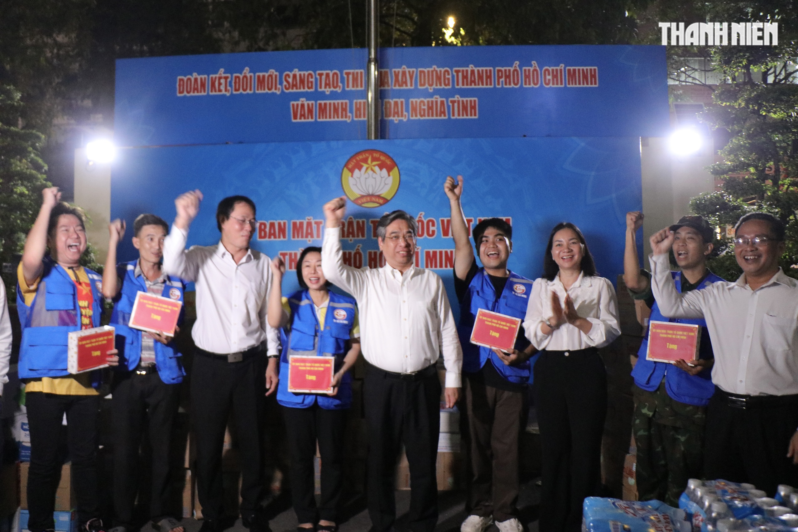 Lãnh đạo TP.HCM trực tiếp động viên lực lượng tiếp nhận hàng cứu trợ- Ảnh 1.