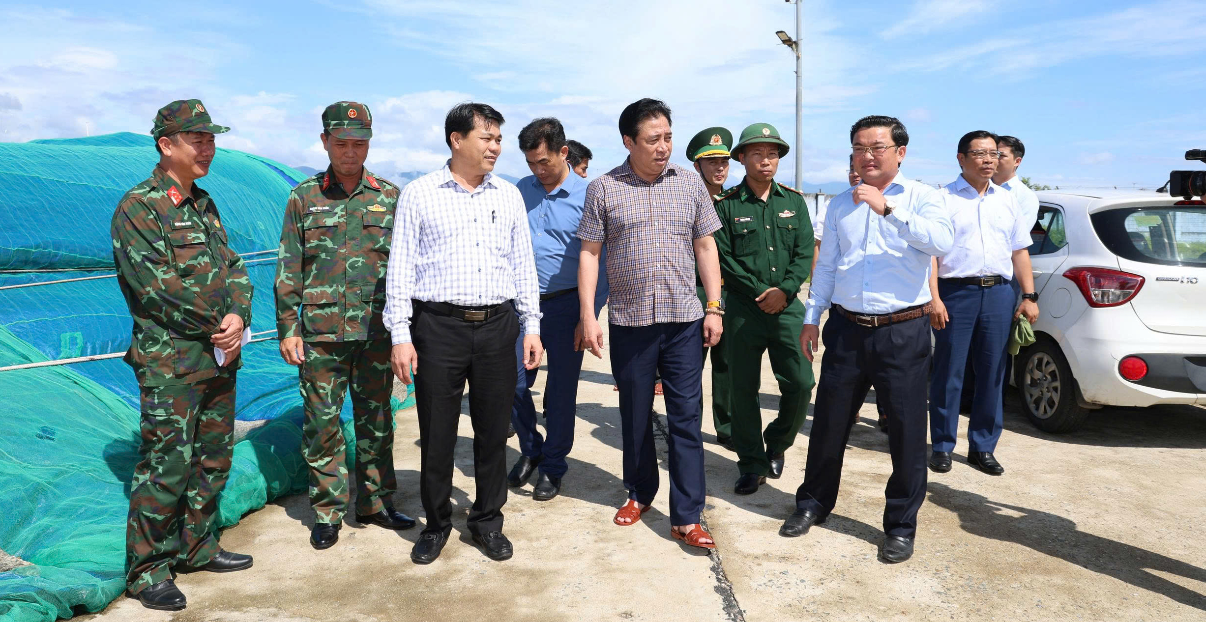 Lãnh đạo tỉnh Khánh Hòa đồng loạt kiểm tra công tác ứng phó bão số 13 Kalmaegi - Ảnh 1.