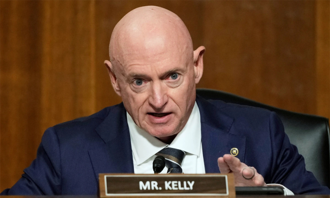 Thượng nghị sĩ Mark Kelly trong phiên họp tại quốc hội Mỹ ngày 14/1. Ảnh: AP