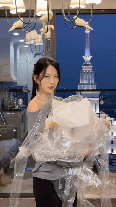 CLIP: Lê Bống khoe nhà riêng, 5 triệu người choáng váng- Ảnh 1. CLIP: Lê Bống khoe nhà riêng, 5 triệu người choáng váng- Ảnh 1.