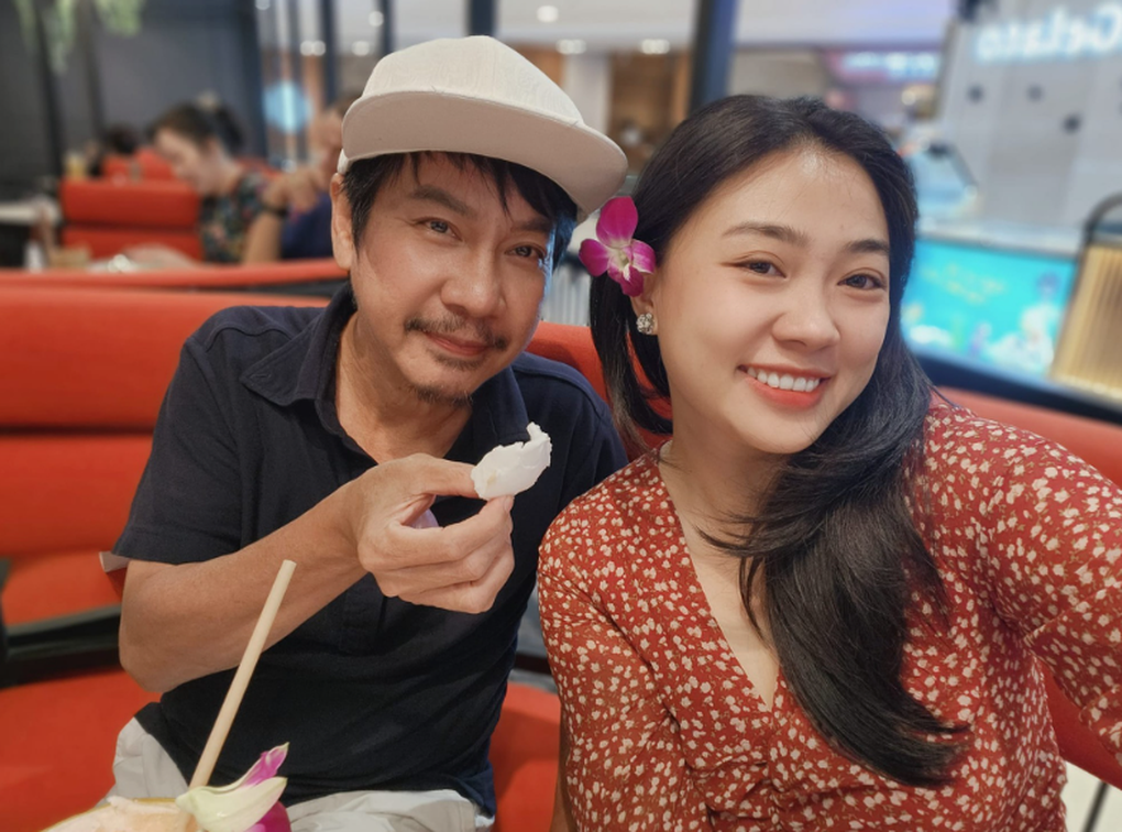 Lê Huỳnh kể hôn nhân bên vợ kém 29 tuổi: Vợ trẻ đẹp nhưng tôi không ghen - 1