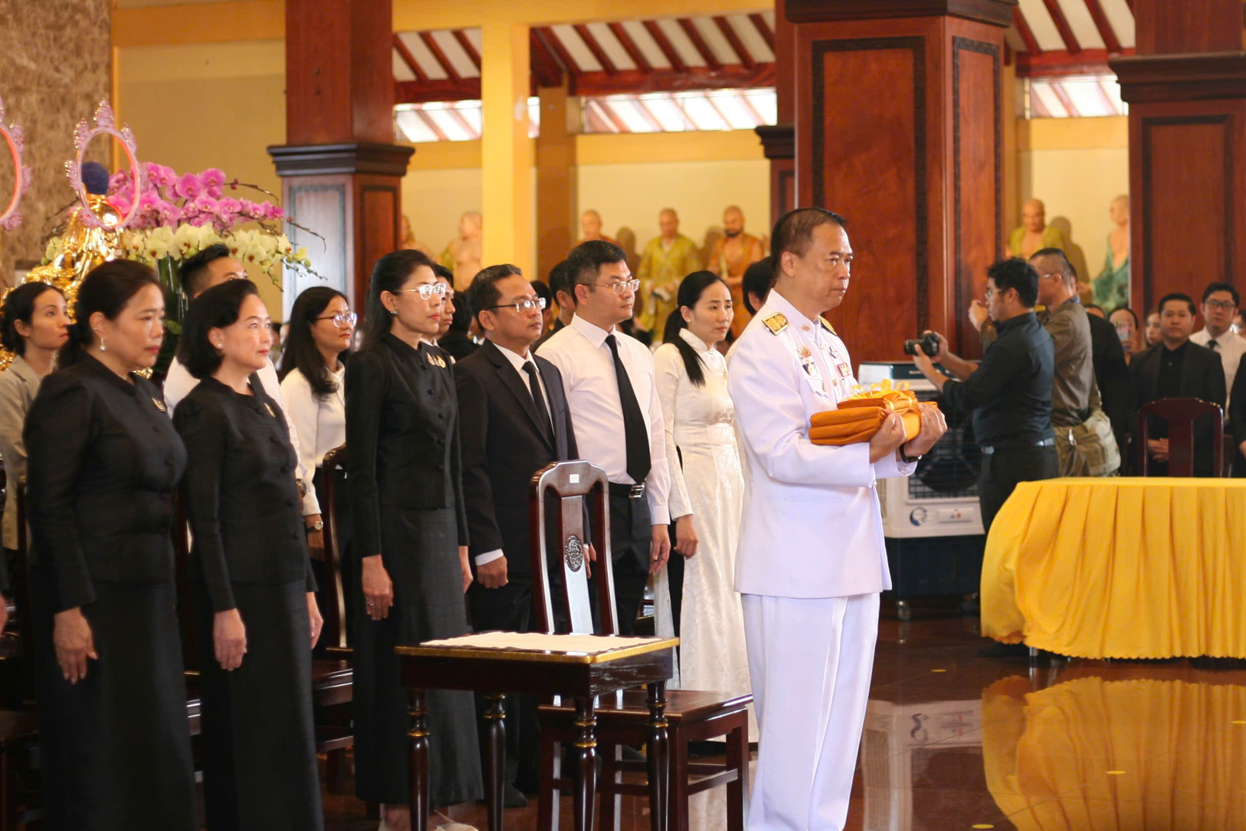 Thứ trưởng Ngoại giao Thái Lan dâng Y Kathina tại Việt Nam - Ảnh 1.