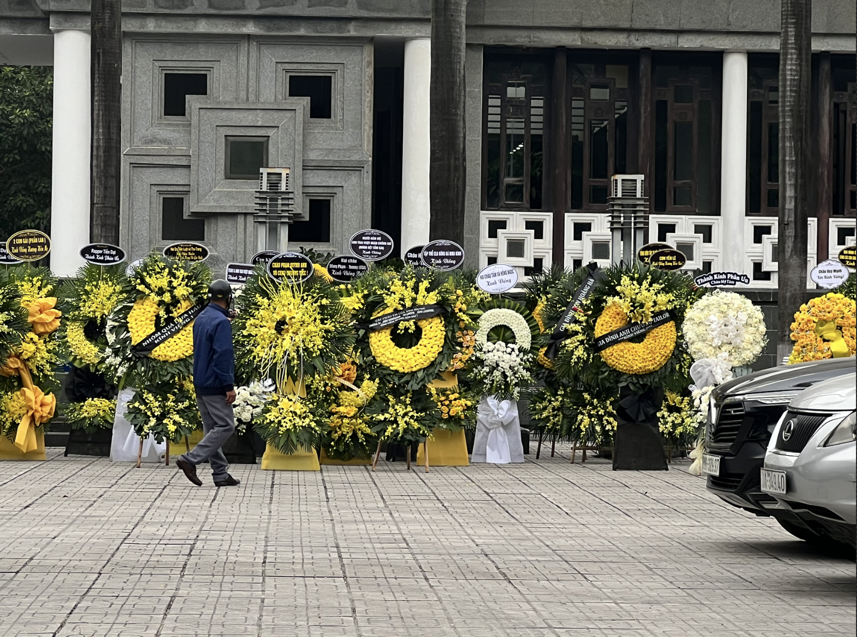 Lễ viếng mẹ Tuấn Hưng: Nam ca sĩ khóc mắt sưng húp, nghệ sĩ Tự Long - Bằng Kiều và dàn sao Việt lặng lẽ đến chia buồn- Ảnh 11. Lễ viếng mẹ Tuấn Hưng: Nam ca sĩ khóc mắt sưng húp, nghệ sĩ Tự Long - Bằng Kiều và dàn sao Việt lặng lẽ đến chia buồn- Ảnh 11.