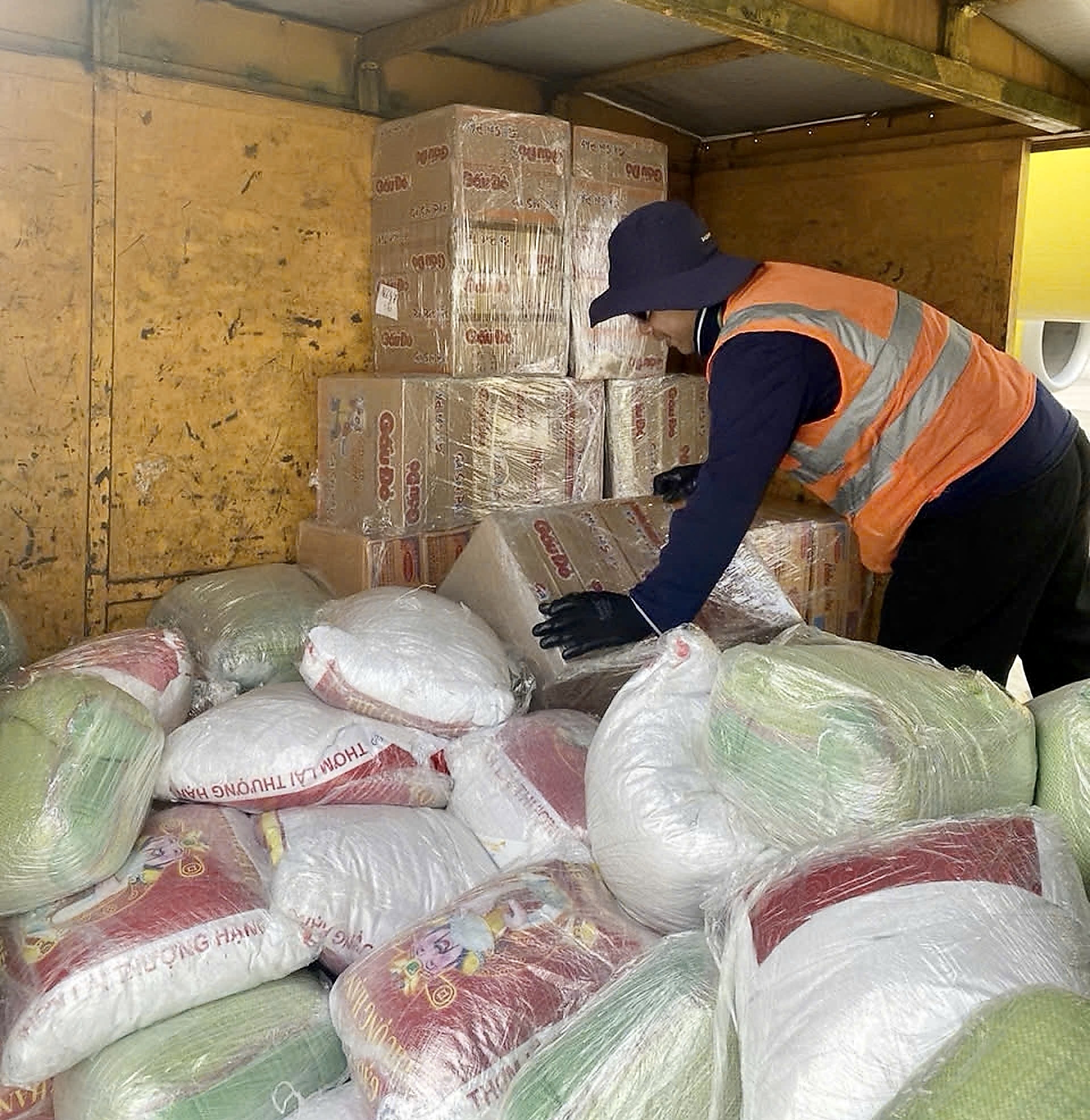 Liên tiếp những chuyến bay miễn phí vận chuyển hàng cứu trợ về miền Trung - Ảnh 3.