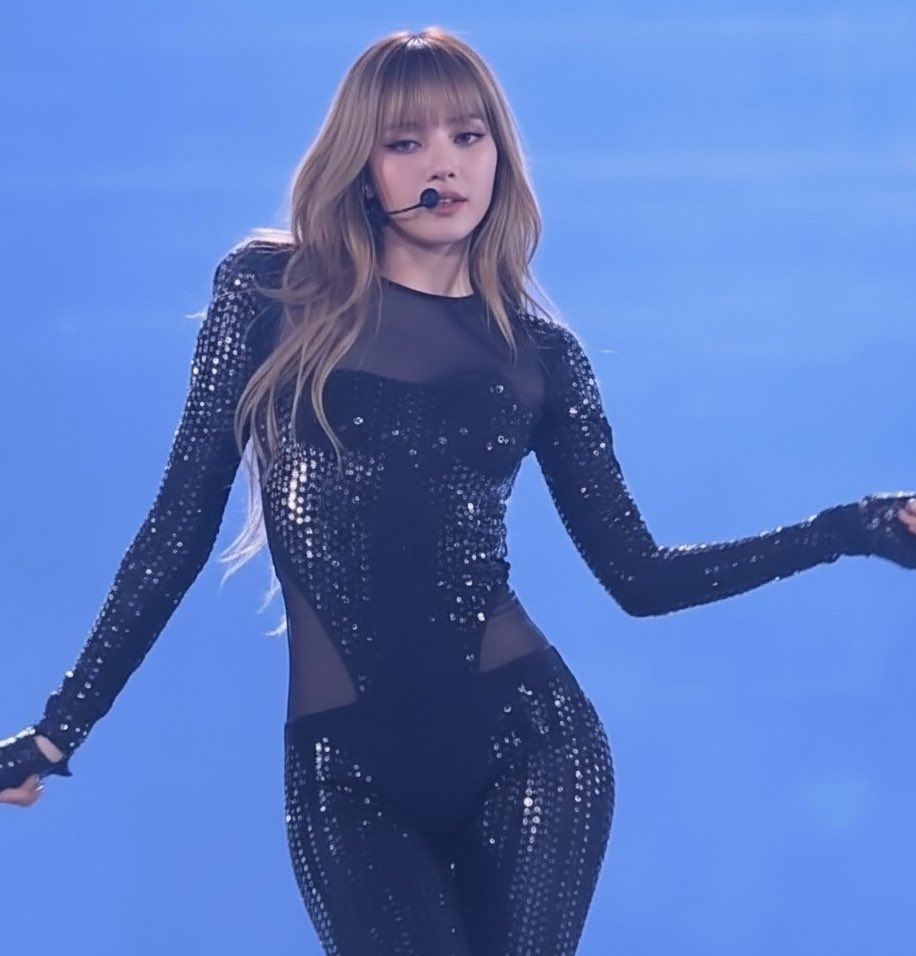 Lisa cho cả thế giới thấy 