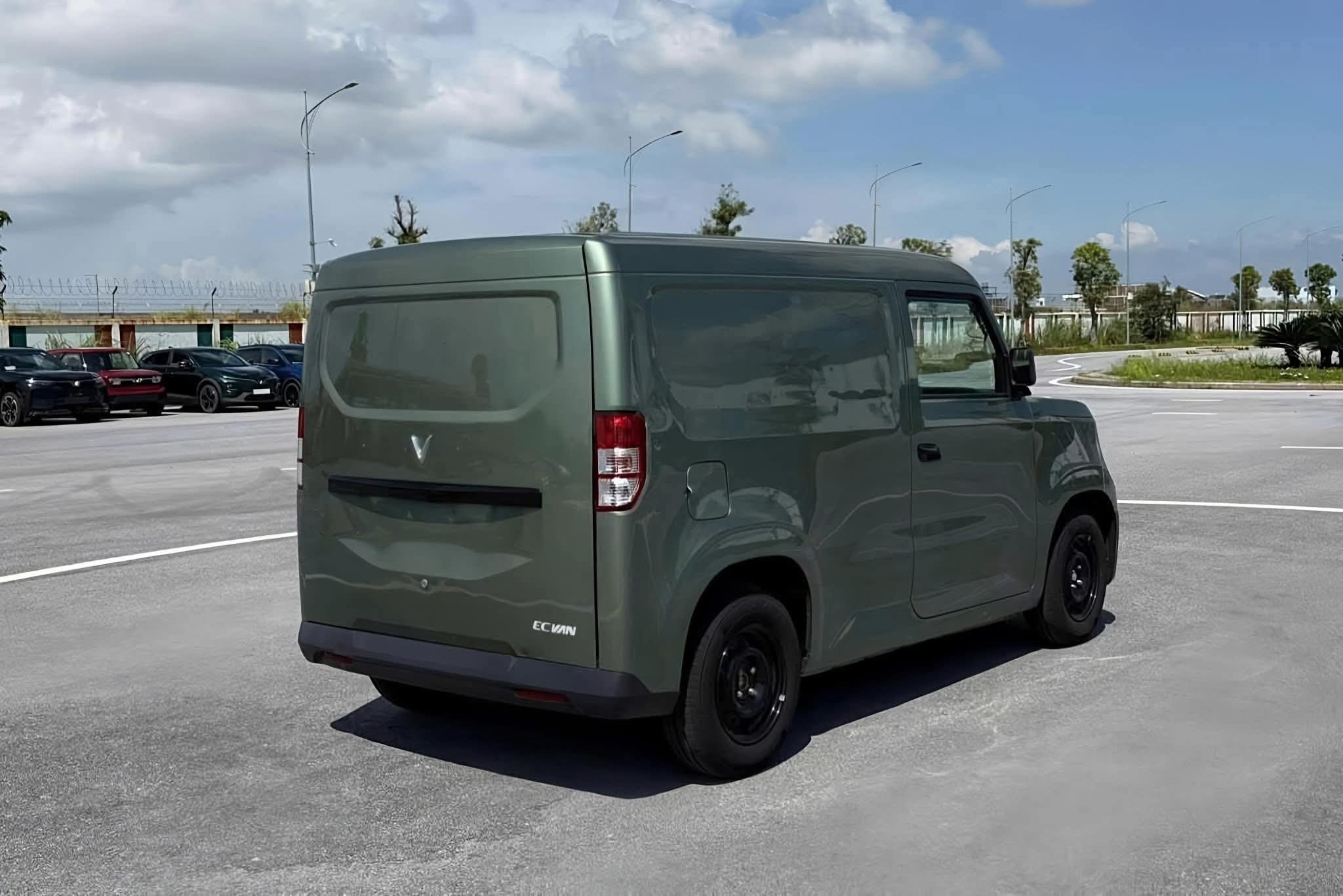 Lộ ảnh nội thất thực tế xe tải điện VinFast EC Van - Ảnh 1.