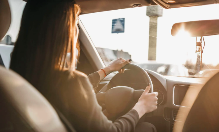 Lỗ hổng trong quy định về thời gian lái xe an toàn để nâng hạng giấy phép - Ảnh 1. lái xe an toàn - Ảnh 1.