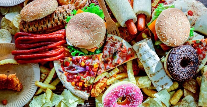 Bánh ngọt, xúc xích, đồ đóng gói sẵn là những thực phẩm siêu chế biến. Ảnh: Adobe Stock