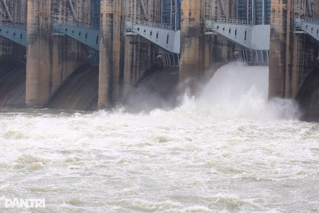 Loạt nhà máy điện bị cắt công suất, công ty vận hành lý giải do mưa bão - 1