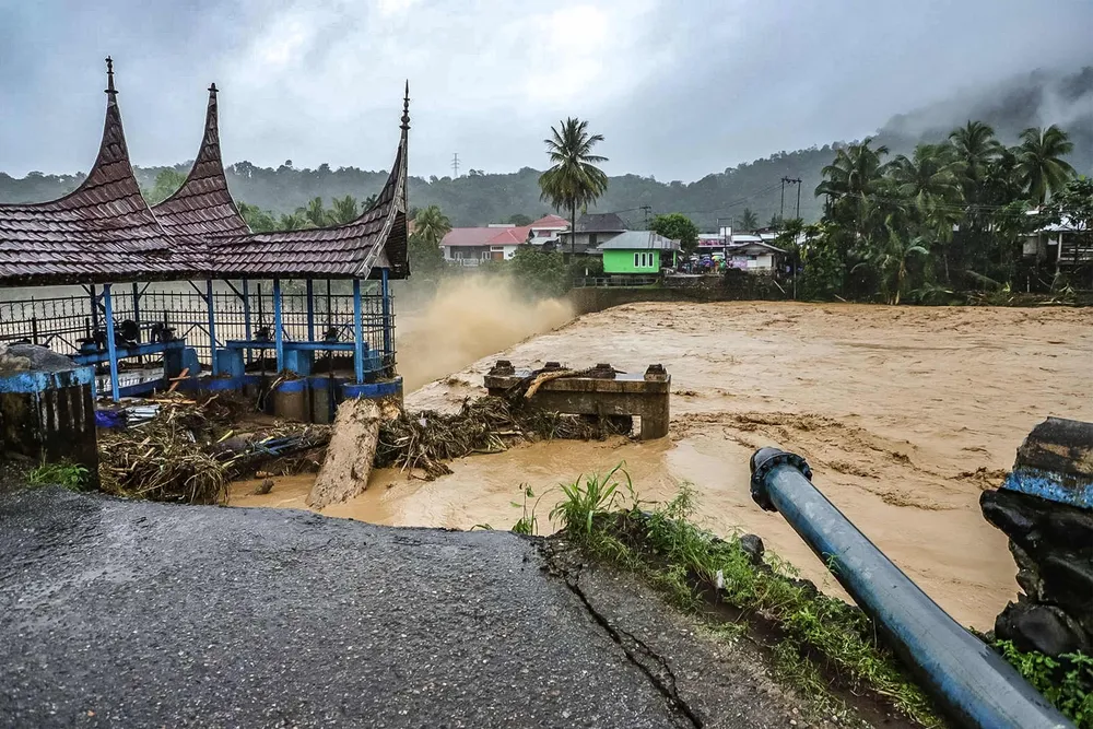 Cầu Mount Nago bị sập do lũ quét ở Tây Sumatra (Indonesia). Ảnh: BNPB/Sutantaaditya.com/Shutterstock lũ dữ ở Đông Nam Á.jpg