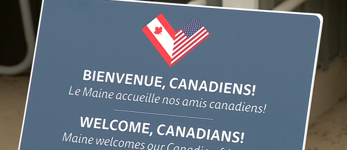 Biển chào dành riêng cho du khách Canada tại bang Maine. Ảnh: WGME