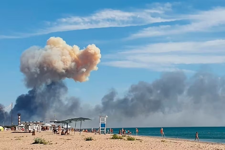 Loạt vụ nổ rung chuyển Crimea, Nga phóng bão tên lửa - Ảnh 1.