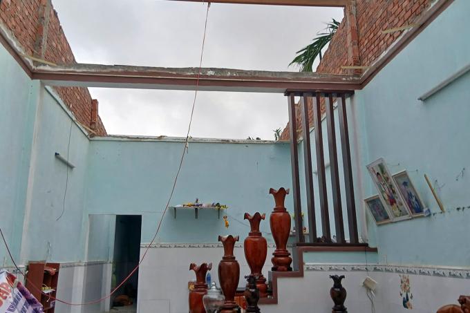 Nhiều nhà dân ở phường Hương Trà bị tốc mái hoàn toàn. Ảnh: Thân Trường