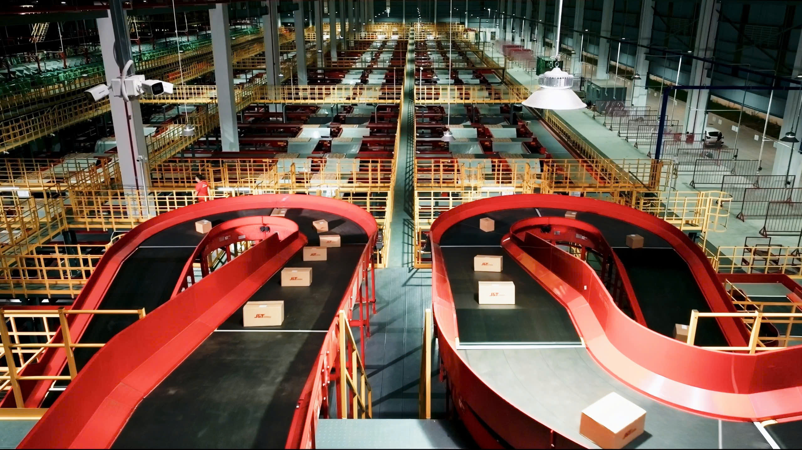 Logistics Việt Nam chạy đua công nghệ và hạ tầng cho mùa cao điểm cuối năm - Ảnh 1. Logistics Việt Nam chạy đua công nghệ và hạ tầng cho mùa cao điểm cuối năm - Ảnh 1.