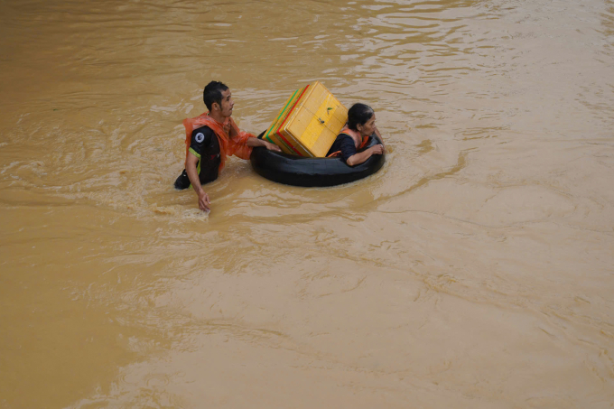 Cứu hộ người dân ở vùng ngập Tây Nha Trang, ngày 20/11. Ảnh: Bùi Toàn