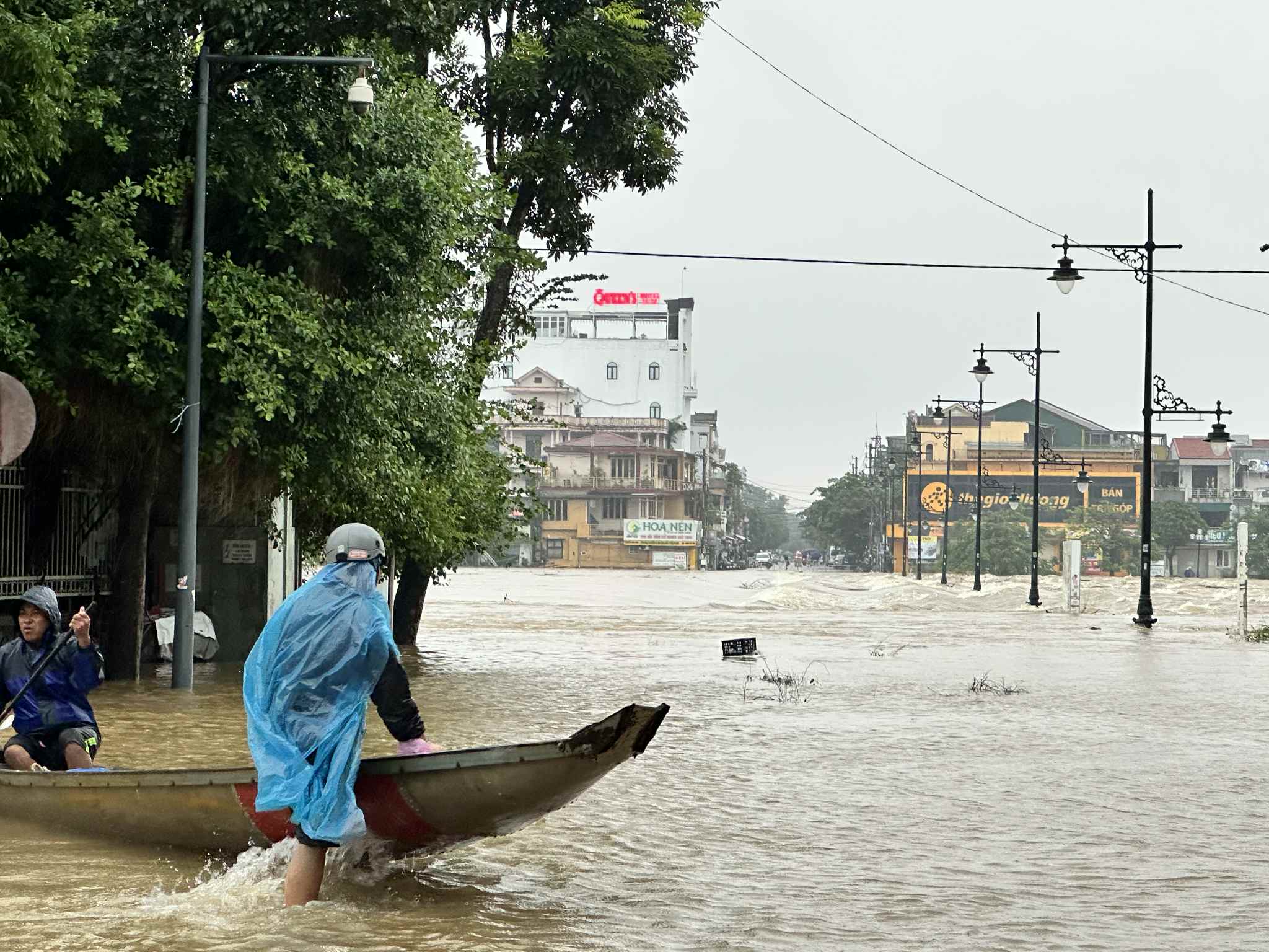Lũ đặc biệt lớn, vượt lịch sử ở Huế, nhiều xã, phường nguy cơ ngập lụt - Ảnh 1.