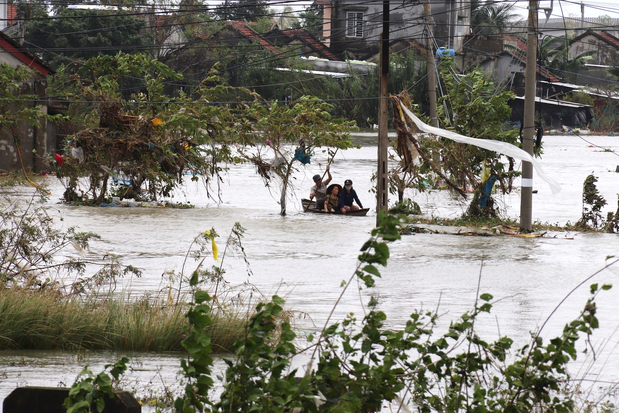 Lũ dữ tàn phá Hòa Xuân ở Đắk Lắk, cả nước hướng về cứu giúp dân- Ảnh 4. Lũ dữ tàn phá Hòa Xuân ở Đắk Lắk, cả nước hướng về cứu giúp dân- Ảnh 4.