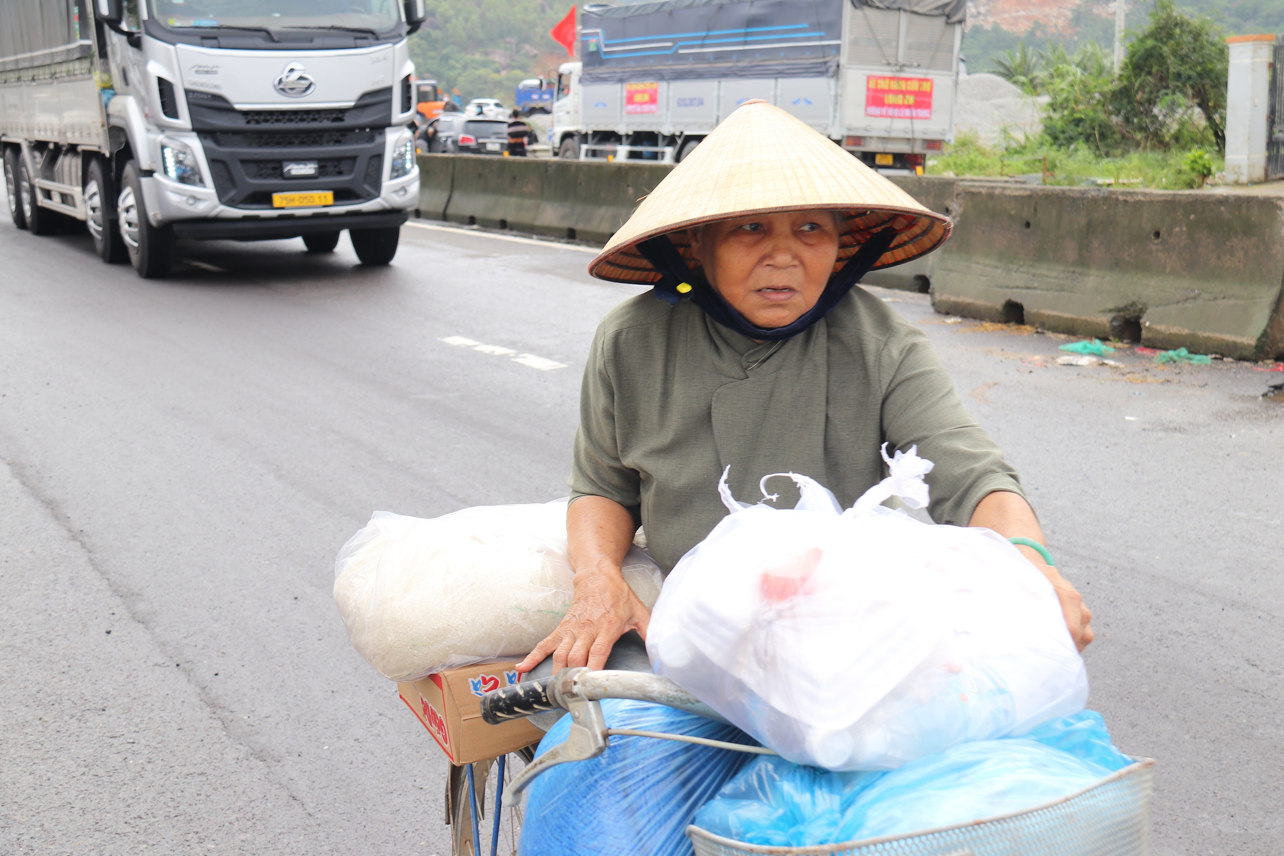 Lũ dữ tàn phá Hòa Xuân ở Đắk Lắk, cả nước hướng về cứu giúp dân- Ảnh 2. Lũ dữ tàn phá Hòa Xuân ở Đắk Lắk, cả nước hướng về cứu giúp dân- Ảnh 2.