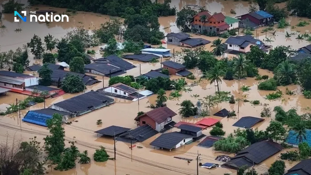 Lũ kinh hoàng ở Thái Lan: Dân đu dây điện thoát thân, chen chúc trên mái nhà chờ cứu 1 Lũ kinh hoàng ở Thái Lan: Dân đu dây điện thoát thân, chen chúc trên mái nhà chờ cứu - Ảnh 1.