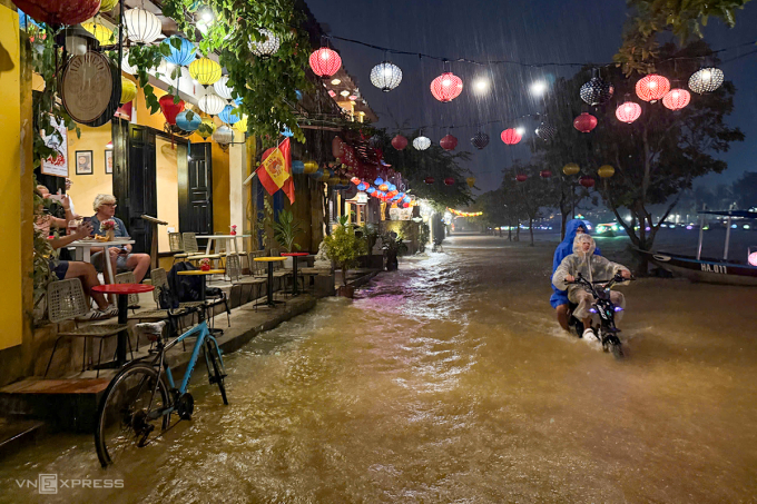 Nước lũ dâng trên đường Bạch Đằng, gây ngập khoảng 0,4m trong đêm. Ảnh: Cường Art