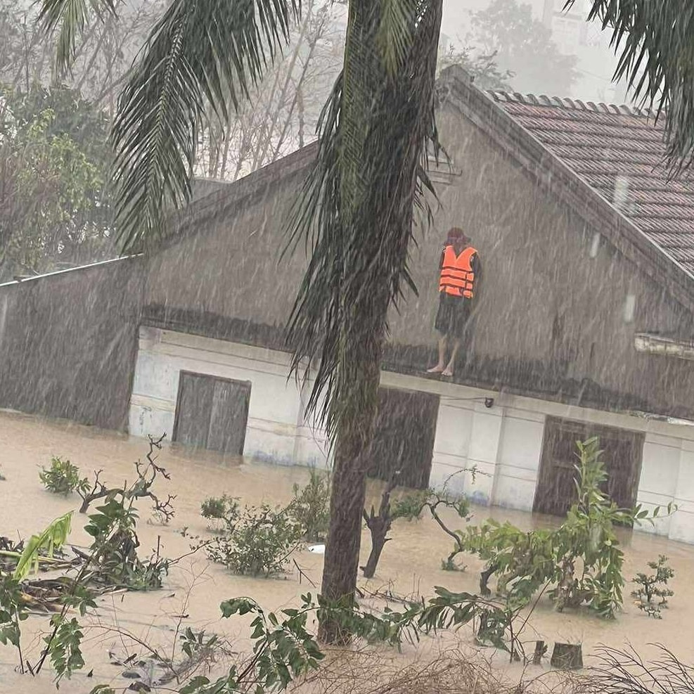 Lũ lên cao, người dân khắp nơi kêu cứu trong đêm!- Ảnh 1.