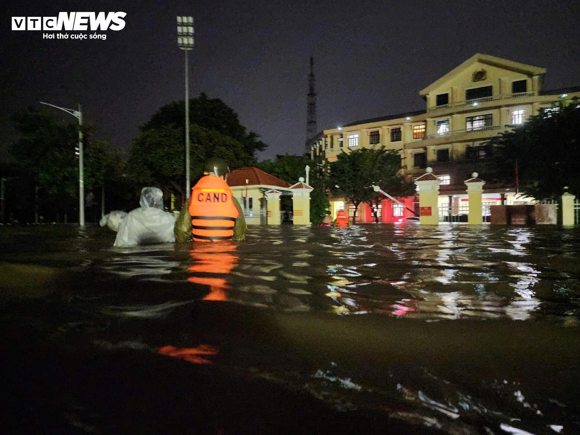 Lũ lịch sử 'nhấn chìm' nhiều bệnh viện ở Huế, nhiều nơi ở Đà Nẵng cô lập- Ảnh 1.